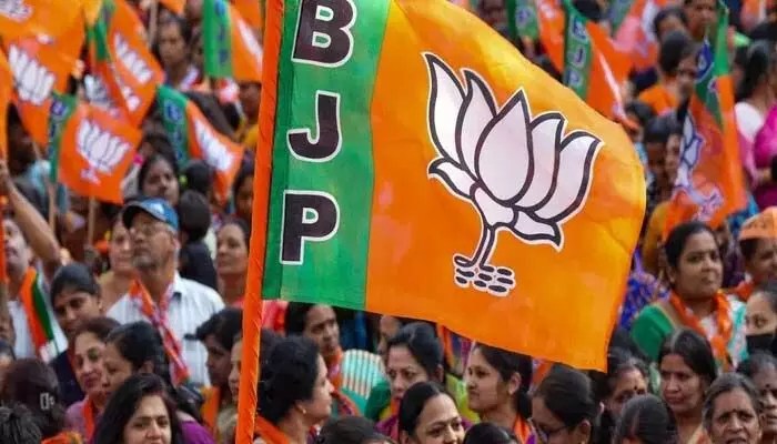 బెంగాల్లో సంచలనం: ఫాల్టా రీపోలింగ్లో బీజేపీకి రికార్డు మెజారిటీ! బెంగాల్లో సంచలనం: ఫాల్టా రీపోలింగ్లో బీజేపీకి రికార్డు మెజారిటీ!