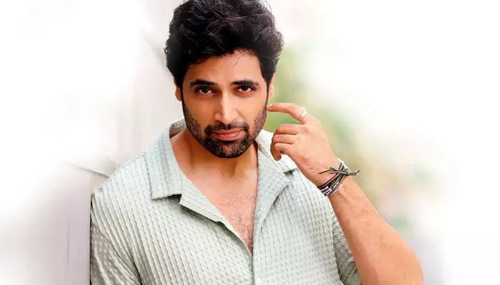 అడివి శేష్ మాస్ స్టెప్పులు! 'చిచ్చుబుడ్డి'తో థియేటర్లు షేక్ అవ్వడం ఖాయం! వైరల్ అప్డేట్! అడివి శేష్ మాస్ స్టెప్పులు! 'చిచ్చుబుడ్డి'తో థియేటర్లు షేక్ అవ్వడం ఖాయం! వైరల్ అప్డేట్!