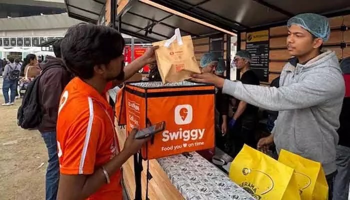 జొమాటో, స్విగ్గీల షాక్: ఫుడ్ ఆర్డర్లపై భారీగా పెరిగిన ధరలు! సామాన్యుడి జేబుకు చిల్లు!! జొమాటో, స్విగ్గీల షాక్: ఫుడ్ ఆర్డర్లపై భారీగా పెరిగిన ధరలు! సామాన్యుడి జేబుకు చిల్లు!!