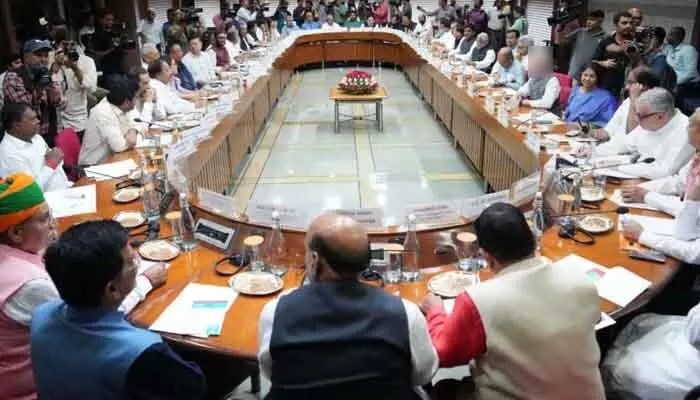 ఢిల్లీలో అఖిలపక్ష సమావేశం: పశ్చిమాసియా సంక్షోభంపై అత్యవసర చర్చలు! ఢిల్లీలో అఖిలపక్ష సమావేశం: పశ్చిమాసియా సంక్షోభంపై అత్యవసర చర్చలు!