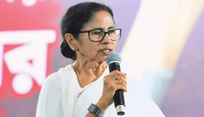 బెంగాల్లో కుట్ర! ఓటు హక్కును లాక్కుంటున్న బీజేపీ, ఈసీ: మమతా బెనర్జీ సంచలన ఆరోపణలు! బెంగాల్లో కుట్ర! ఓటు హక్కును లాక్కుంటున్న బీజేపీ, ఈసీ: మమతా బెనర్జీ సంచలన ఆరోపణలు!