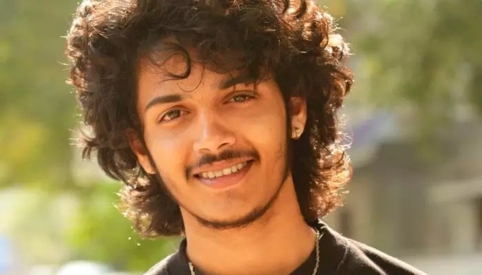 మాస్ హీరోగా రోషన్ ఎంట్రీ... టాలీవుడ్లో ప్రకంపనలు! మాస్ హీరోగా రోషన్ ఎంట్రీ... టాలీవుడ్లో ప్రకంపనలు!