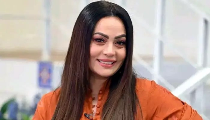 Pakistani Actress Sadia Imam Slams Government Over Soaring Petrol Prices, Video Goes Viral Pakistani Actress Sadia Imam Slams Government Over Soaring Petrol Prices, Video Goes Viral