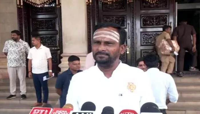 ఐపీఎల్ టికెట్ల రగడ: వీఐపీలం, క్యూలో రాలేం! ఎమ్మెల్యేల హంగామా! ఐపీఎల్ టికెట్ల రగడ: వీఐపీలం, క్యూలో రాలేం! ఎమ్మెల్యేల హంగామా!