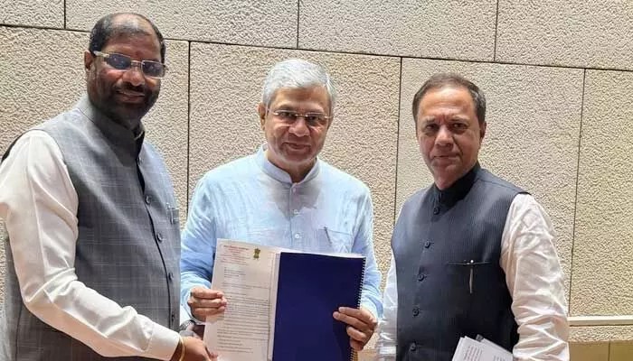 ఖమ్మం-బస్తర్ కారిడార్కు మోక్షమెప్పుడో? రైల్వే మంత్రికి ఎంపీ వినతి! ఖమ్మం-బస్తర్ కారిడార్కు మోక్షమెప్పుడో? రైల్వే మంత్రికి ఎంపీ వినతి!