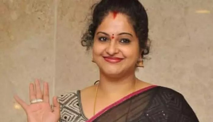షాకింగ్: ప్రభాస్కు తల్లిగా నో చెప్పిన రాశి.. అసలు కారణం ఇదేనా? షాకింగ్: ప్రభాస్కు తల్లిగా నో చెప్పిన రాశి.. అసలు కారణం ఇదేనా?