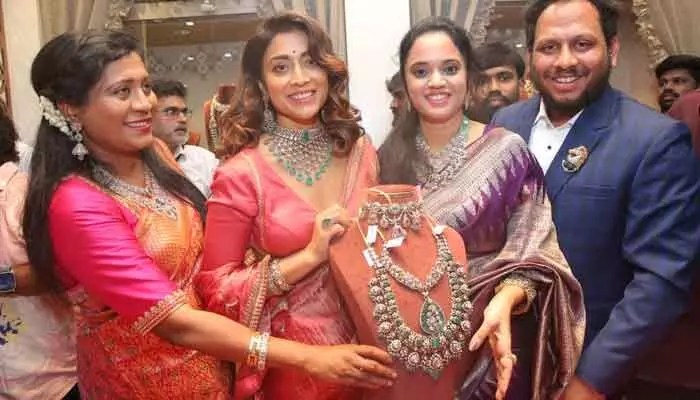జూబ్లీహిల్స్లో శ్రియ మెరుపులు! ఎస్కేటీ గోల్డ్ & డైమండ్స్ గ్రాండ్ ఓపెనింగ్! జూబ్లీహిల్స్లో శ్రియ మెరుపులు! ఎస్కేటీ గోల్డ్ & డైమండ్స్ గ్రాండ్ ఓపెనింగ్!