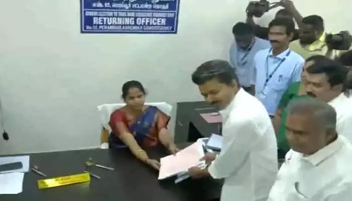 సంచలనం! రెండు స్థానాల్లో విజయ్ నామినేషన్లు.. రాజకీయాల్లో పెను మార్పులకు సంకేతమా? సంచలనం! రెండు స్థానాల్లో విజయ్ నామినేషన్లు.. రాజకీయాల్లో పెను మార్పులకు సంకేతమా?