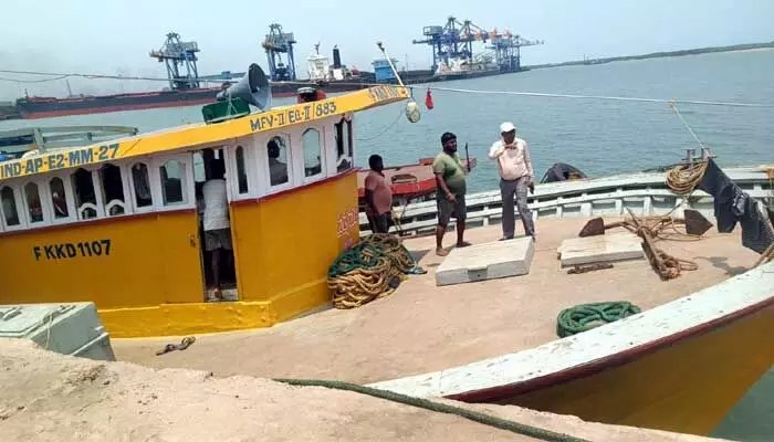 సముద్రంలో ఏపీ సర్కార్ స్ట్రోక్: తమిళనాడు, పాండిచ్చేరి మత్స్యకారులకు చెక్! సముద్రంలో ఏపీ సర్కార్ స్ట్రోక్: తమిళనాడు, పాండిచ్చేరి మత్స్యకారులకు చెక్!