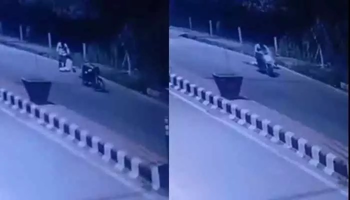 ఉత్తరప్రదేశ్: కదులుతున్న బైక్ పైనుంచి భార్యను తోసేసిన భర్త! షాకింగ్ వీడియో వైరల్! ఉత్తరప్రదేశ్: కదులుతున్న బైక్ పైనుంచి భార్యను తోసేసిన భర్త! షాకింగ్ వీడియో వైరల్!