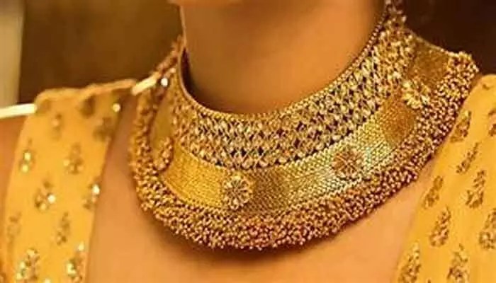 షాకింగ్: తెలుగు రాష్ట్రాల్లో బంగారం ధరలు భగ్గుమంటున్నాయి! కొనాలా? ఆగాలా? షాకింగ్: తెలుగు రాష్ట్రాల్లో బంగారం ధరలు భగ్గుమంటున్నాయి! కొనాలా? ఆగాలా?