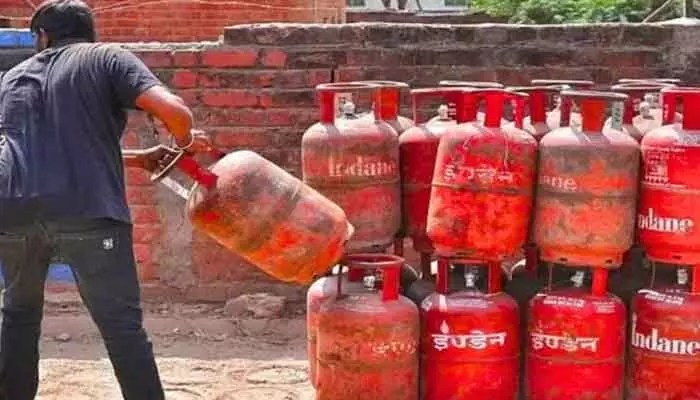 తెలుగు రాష్ట్రాల్లో గ్యాస్ ధరల మోత! సామాన్యుడికి షాక్! తెలుగు రాష్ట్రాల్లో గ్యాస్ ధరల మోత! సామాన్యుడికి షాక్!