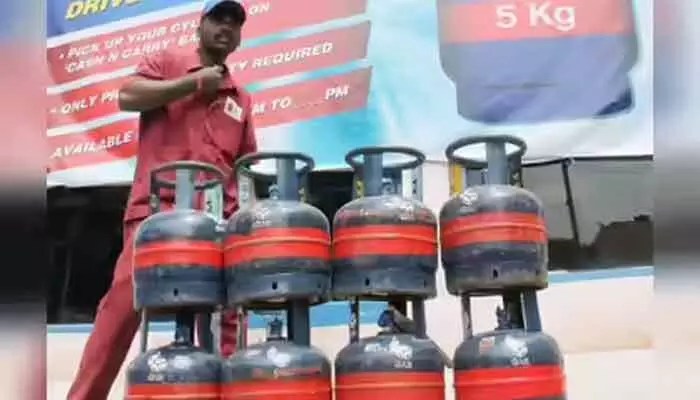షాకింగ్! 5 కేజీల గ్యాస్ సిలిండర్ల సరఫరాను డబుల్ చేసిన కేంద్రం! ఎందుకో తెలుసా? షాకింగ్! 5 కేజీల గ్యాస్ సిలిండర్ల సరఫరాను డబుల్ చేసిన కేంద్రం! ఎందుకో తెలుసా?