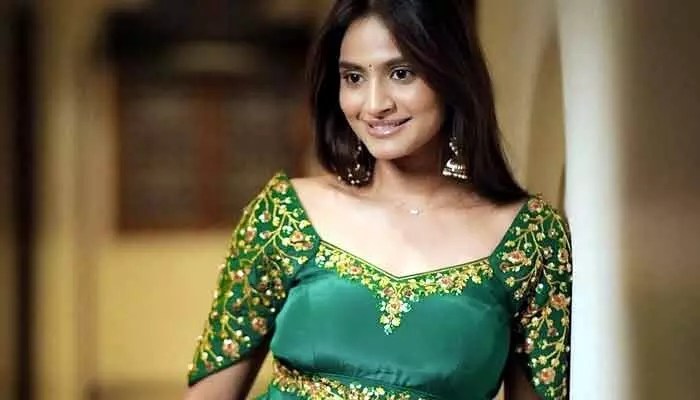 Rashika Shetty Exposes Film Industry Cruelty: 'Offers for your face?' Rashika Shetty Exposes Film Industry Cruelty: 'Offers for your face?'