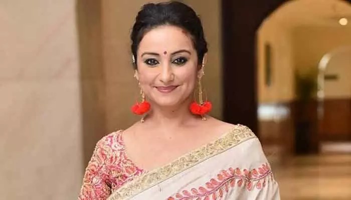 షాకింగ్: కోట్లలో అడ్వాన్సులు వెనక్కి! ఆదిత్య చోప్రా మాస్టర్ స్ట్రోక్ తో సీన్ రివర్స్! షాకింగ్: కోట్లలో అడ్వాన్సులు వెనక్కి! ఆదిత్య చోప్రా మాస్టర్ స్ట్రోక్ తో సీన్ రివర్స్!