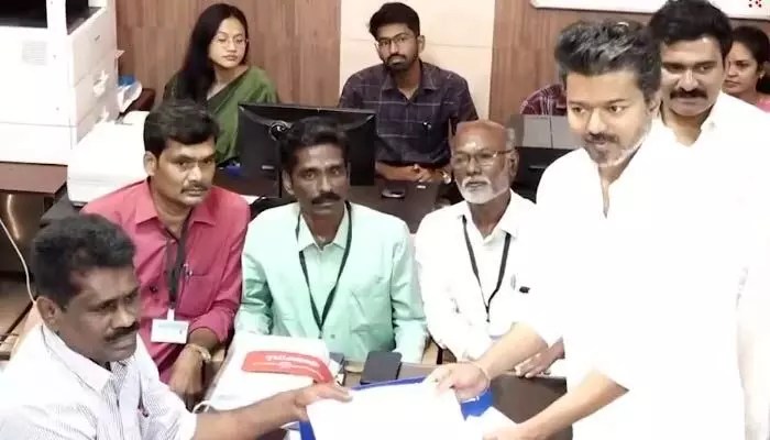తిరుచ్చి బరిలో టీవీకే విజయ్: సంచలన నామినేషన్, రాజకీయ సమీకరణాలు మారుతున్నాయా? తిరుచ్చి బరిలో టీవీకే విజయ్: సంచలన నామినేషన్, రాజకీయ సమీకరణాలు మారుతున్నాయా?