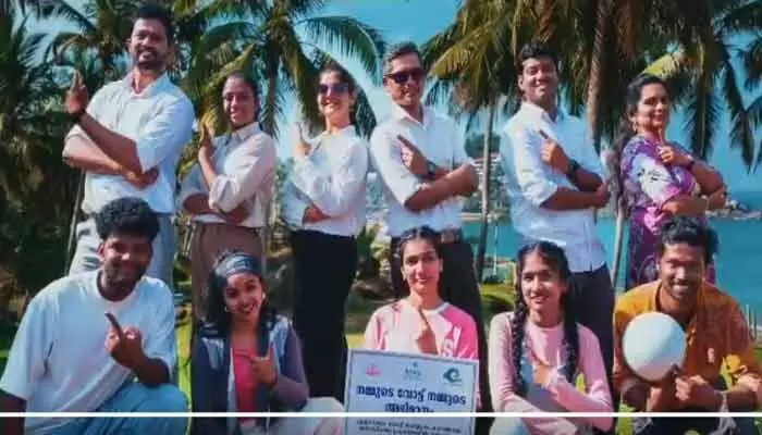 కేరళ ఎన్నికల రణరంగం: డ్యాన్సులతో దుమ్మురేపిన కలెక్టర్లు! ఓటర్లే టార్గెట్! కేరళ ఎన్నికల రణరంగం: డ్యాన్సులతో దుమ్మురేపిన కలెక్టర్లు! ఓటర్లే టార్గెట్!