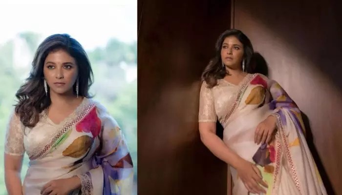 అంజలి అందాల సునామీ! పూల చీరలో హాట్ ట్రీట్.. వైరల్ పిక్స్ చూస్తే షాక్! అంజలి అందాల సునామీ! పూల చీరలో హాట్ ట్రీట్.. వైరల్ పిక్స్ చూస్తే షాక్!
