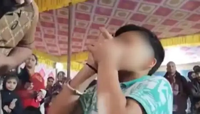 గుజరాత్లో సిగరెట్ బాబా సంచలనం! డబ్బులు జల్లుతున్న జనం, వైరల్ వీడియో కలకలం! గుజరాత్లో సిగరెట్ బాబా సంచలనం! డబ్బులు జల్లుతున్న జనం, వైరల్ వీడియో కలకలం!