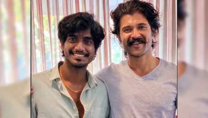 విజయ్ దేవరకొండతో ‘టూరిస్ట్ ఫ్యామిలీ’ డైరెక్టర్.. బ్లాక్ బస్టర్ ఖాయమా? వైరల్ న్యూస్! విజయ్ దేవరకొండతో ‘టూరిస్ట్ ఫ్యామిలీ’ డైరెక్టర్.. బ్లాక్ బస్టర్ ఖాయమా? వైరల్ న్యూస్!