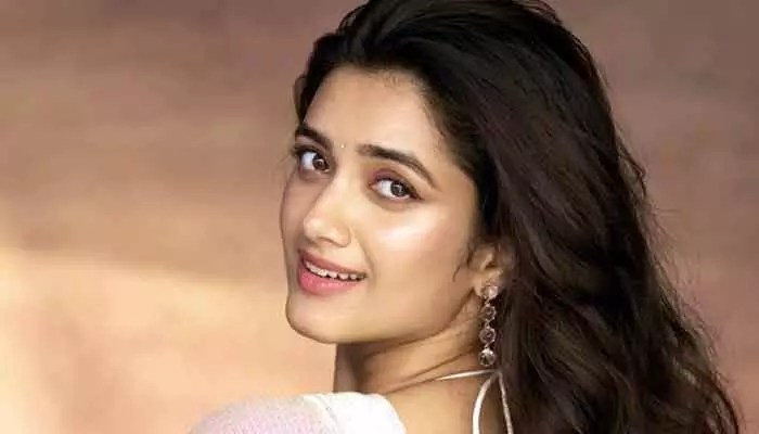 వైరల్: శివన్నతో భాగ్యశ్రీ జోడీ ఫిక్స్! కోలీవుడ్లో టాలీవుడ్ బ్యూటీ సంచలనం! వైరల్: శివన్నతో భాగ్యశ్రీ జోడీ ఫిక్స్! కోలీవుడ్లో టాలీవుడ్ బ్యూటీ సంచలనం!