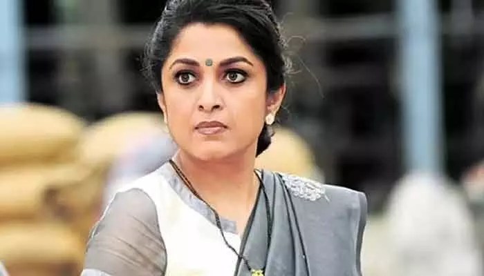 అల్లు అర్జున్ 'రాకా': రమ్యకృష్ణ ఫిక్స్! ఒక్క పోస్ట్తో శివగామి షాక్.. బన్నీ మాస్ లుక్ వైరల్! అల్లు అర్జున్ 'రాకా': రమ్యకృష్ణ ఫిక్స్! ఒక్క పోస్ట్తో శివగామి షాక్.. బన్నీ మాస్ లుక్ వైరల్!