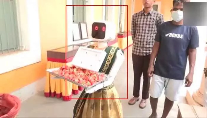పుదుచ్చేరి పోలింగ్ బూత్లో రోబో సంచలనం! ఓటర్లను ఆహ్వానిస్తూ 'నిల' సందడి!! పుదుచ్చేరి పోలింగ్ బూత్లో రోబో సంచలనం! ఓటర్లను ఆహ్వానిస్తూ 'నిల' సందడి!!