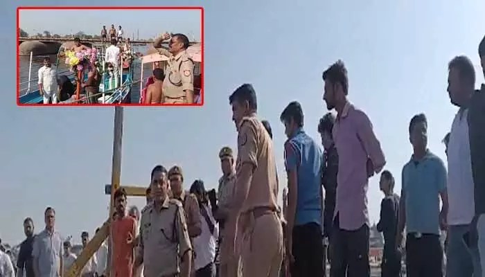 యమునా నదిలో విషాదం: పడవ బోల్తా, 25 మంది గల్లంతు! యమునా నదిలో విషాదం: పడవ బోల్తా, 25 మంది గల్లంతు!