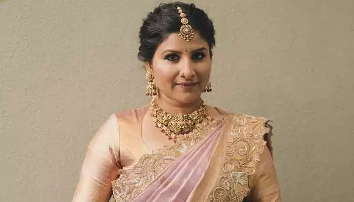 Mangli Express: Singer Gets Emotional Seeing Fan's Love on Auto Mangli Express: Singer Gets Emotional Seeing Fan's Love on Auto