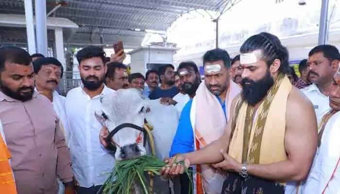 వైరల్: వేములవాడలో మెగా హీరో సందడి! భీమన్న సేవలో సాయి దుర్గా తేజ్! వైరల్: వేములవాడలో మెగా హీరో సందడి! భీమన్న సేవలో సాయి దుర్గా తేజ్!