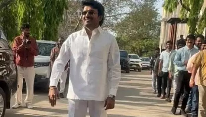 కిరణ్ అబ్బవరం విధ్వంసం: బాలయ్య కోసం ఎంతకైనా తెగిస్తా! మాస్ డైలాగ్తో దుమ్మురేపిన యంగ్ హీరో!! కిరణ్ అబ్బవరం విధ్వంసం: బాలయ్య కోసం ఎంతకైనా తెగిస్తా! మాస్ డైలాగ్తో దుమ్మురేపిన యంగ్ హీరో!!