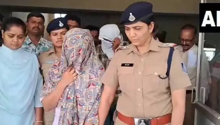 షాకింగ్: ప్రియుడితో కలిసి భర్తను మట్టుబెట్టిన భార్య! దోపిడీ డ్రామా? షాకింగ్: ప్రియుడితో కలిసి భర్తను మట్టుబెట్టిన భార్య! దోపిడీ డ్రామా?