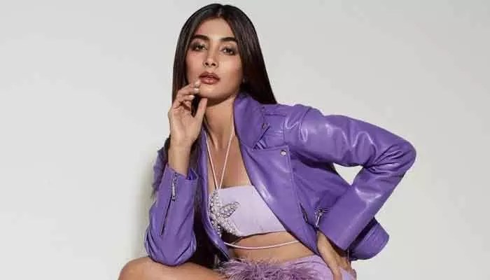 షాకింగ్: విజయ్ మూవీ లీక్! పూజా హెగ్డే ఎమోషనల్ కామెంట్స్.. వైరల్! షాకింగ్: విజయ్ మూవీ లీక్! పూజా హెగ్డే ఎమోషనల్ కామెంట్స్.. వైరల్!