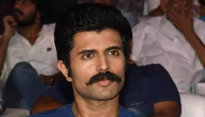 షాకింగ్: 'జననాయగన్' లీక్.. విజయ్ దేవరకొండ ఫైర్! దిమ్మతిరిగే రియాక్షన్! షాకింగ్: 'జననాయగన్' లీక్.. విజయ్ దేవరకొండ ఫైర్! దిమ్మతిరిగే రియాక్షన్!