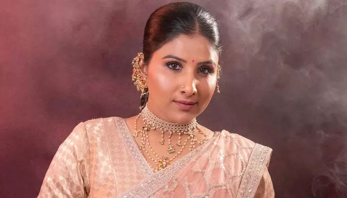 మంగ్లీకి మరో షాక్! 'ఆ పాట'తో కొత్త రచ్చ.. తెలంగాణ ఆగ్రహం! మంగ్లీకి మరో షాక్! 'ఆ పాట'తో కొత్త రచ్చ.. తెలంగాణ ఆగ్రహం!