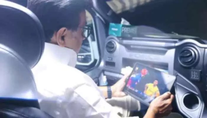 ఎన్నికల హడావిడిలో స్టాలిన్.. సీఎస్కే మ్యాచ్తో రిలాక్స్! ఎన్నికల హడావిడిలో స్టాలిన్.. సీఎస్కే మ్యాచ్తో రిలాక్స్!