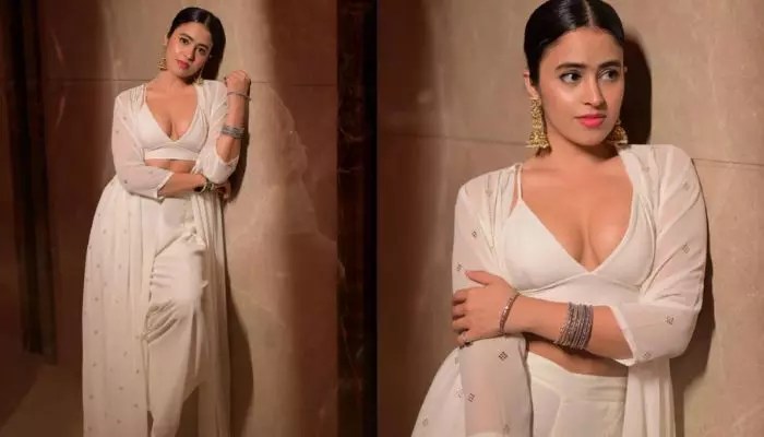 షోభితా రానా హాట్ ట్రీట్: వైట్ డ్రెస్లో అందాల విధ్వంసం! పిక్స్ వైరల్! షోభితా రానా హాట్ ట్రీట్: వైట్ డ్రెస్లో అందాల విధ్వంసం! పిక్స్ వైరల్!