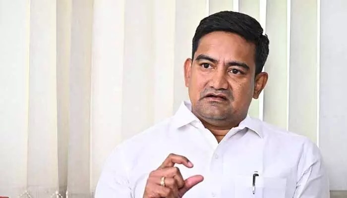 అమెరికాలో విషాదం: ఆంధ్ర యువకుడు మృతి, దిగ్భ్రాంతిలో మంత్రి కొండపల్లి! అమెరికాలో విషాదం: ఆంధ్ర యువకుడు మృతి, దిగ్భ్రాంతిలో మంత్రి కొండపల్లి!