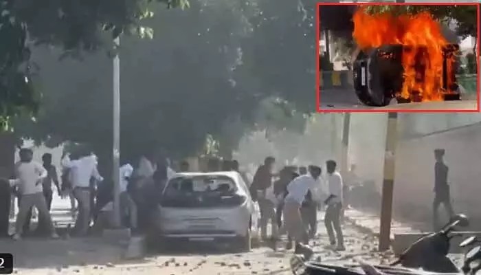 నోయిడాలో కార్మికుల బీభత్సం! వాహనాలకు నిప్పు, ఉద్రిక్త పరిస్థితులు!! నోయిడాలో కార్మికుల బీభత్సం! వాహనాలకు నిప్పు, ఉద్రిక్త పరిస్థితులు!!