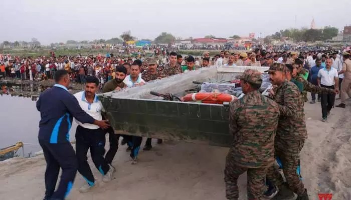 యమునా నదిలో పెను విషాదం! 15 మంది యాత్రికుల దుర్మరణం! యమునా నదిలో పెను విషాదం! 15 మంది యాత్రికుల దుర్మరణం!