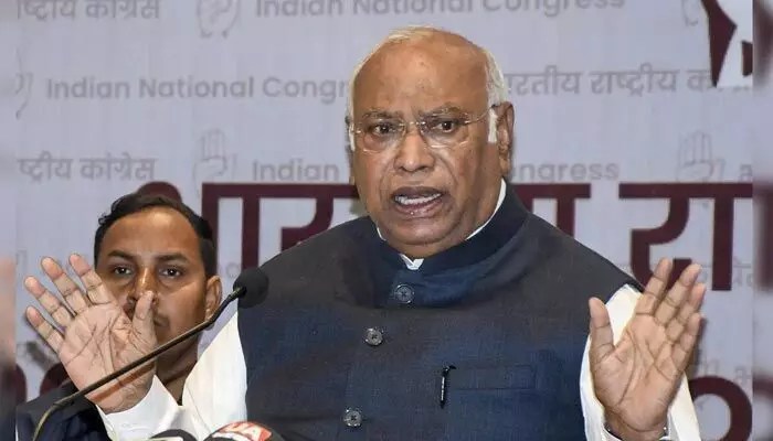 మహిళా రిజర్వేషన్ల చిక్కుముడి వీడేనా? కాంగ్రెస్ అఖిలపక్ష భేటీతో సంచలనం! మహిళా రిజర్వేషన్ల చిక్కుముడి వీడేనా? కాంగ్రెస్ అఖిలపక్ష భేటీతో సంచలనం!