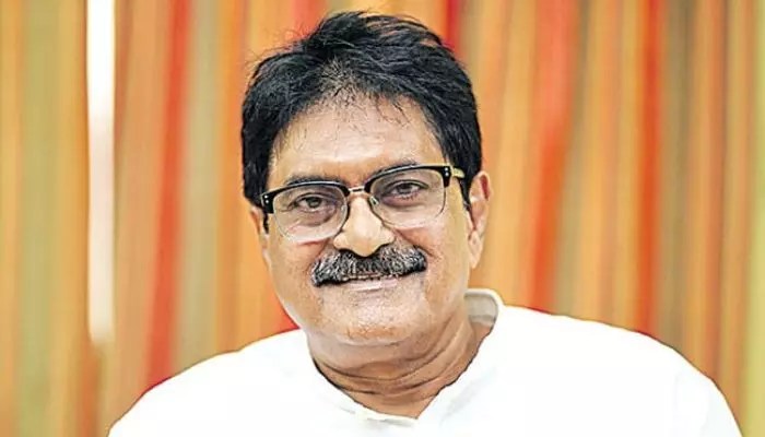 సంచలనం! 'నువ్వే కావాలి' 100 రోజుల రికార్డు: అభిమానులను కంట్రోల్ చేయడం కష్టమైంది! సంచలనం! 'నువ్వే కావాలి' 100 రోజుల రికార్డు: అభిమానులను కంట్రోల్ చేయడం కష్టమైంది!