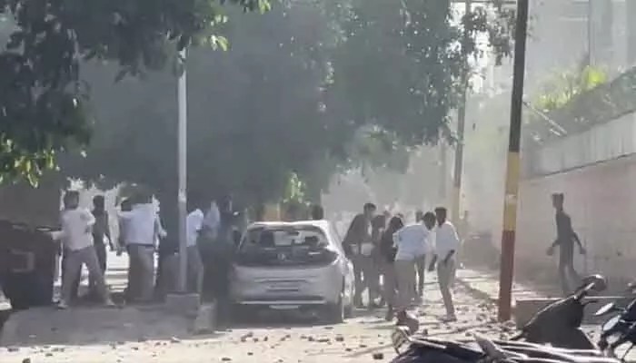 నోయిడాలో కార్మిక అల్లర్లు: పాక్ హస్తం? కుట్ర కోణంపై దర్యాప్తు! నోయిడాలో కార్మిక అల్లర్లు: పాక్ హస్తం? కుట్ర కోణంపై దర్యాప్తు!