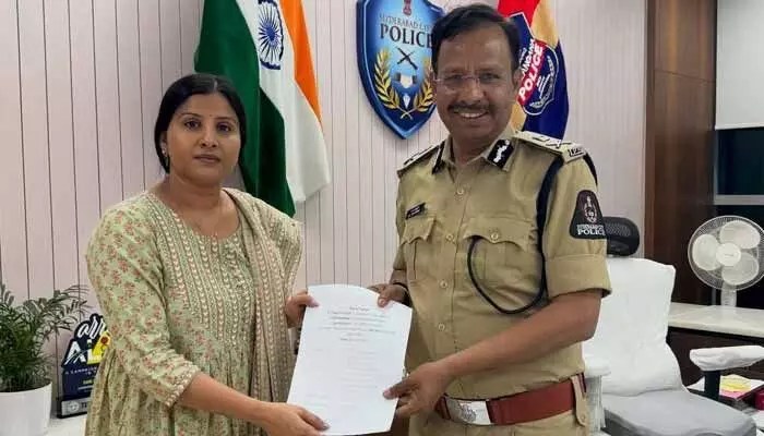 Singer Mangli Files Complaint with CP Sajjanar Over False Propaganda & Harassment Singer Mangli Files Complaint with CP Sajjanar Over False Propaganda & Harassment