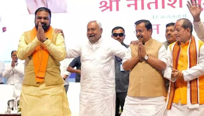 నితీశ్ కుమార్ రాజీనామా: బీహార్ పీఠంపై సామ్రాట్ చౌదరి సంచలనం! నితీశ్ కుమార్ రాజీనామా: బీహార్ పీఠంపై సామ్రాట్ చౌదరి సంచలనం!