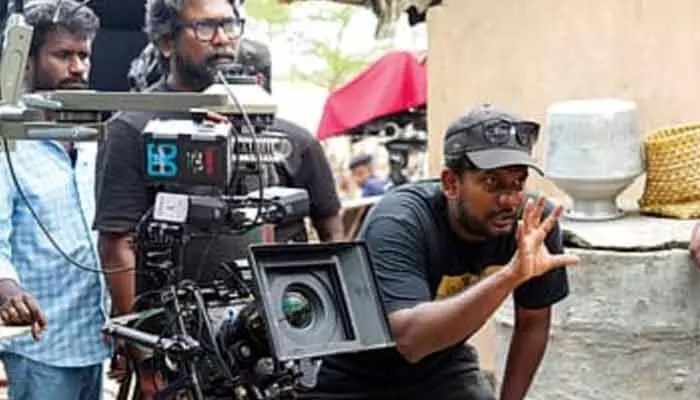 ధనుష్, డైరెక్టర్ మధ్య అలాంటి ఒప్పందమా? ఒక్కసారిగా షాక్ ఇచ్చిన కారా డైరెక్టర్! ధనుష్, డైరెక్టర్ మధ్య అలాంటి ఒప్పందమా? ఒక్కసారిగా షాక్ ఇచ్చిన కారా డైరెక్టర్!