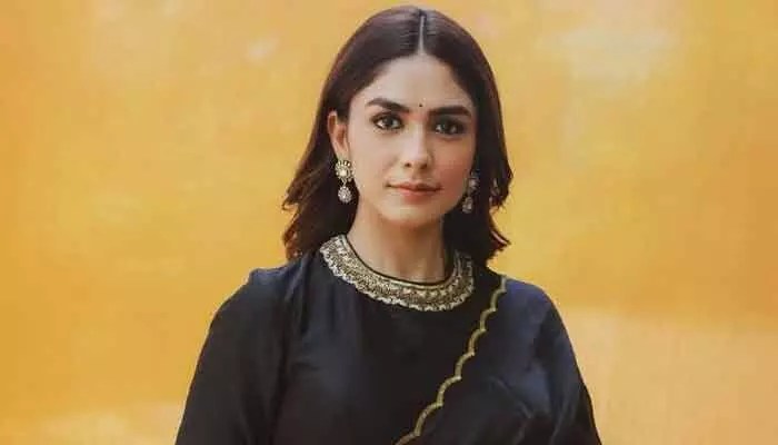 మృణాల్ ఠాకూర్ బాంబ్: 63 ఏళ్ల ముసలోడితో మోసం! షాకింగ్ నిజాలు బయటపెట్టిన బ్యూటీ!! మృణాల్ ఠాకూర్ బాంబ్: 63 ఏళ్ల ముసలోడితో మోసం! షాకింగ్ నిజాలు బయటపెట్టిన బ్యూటీ!!