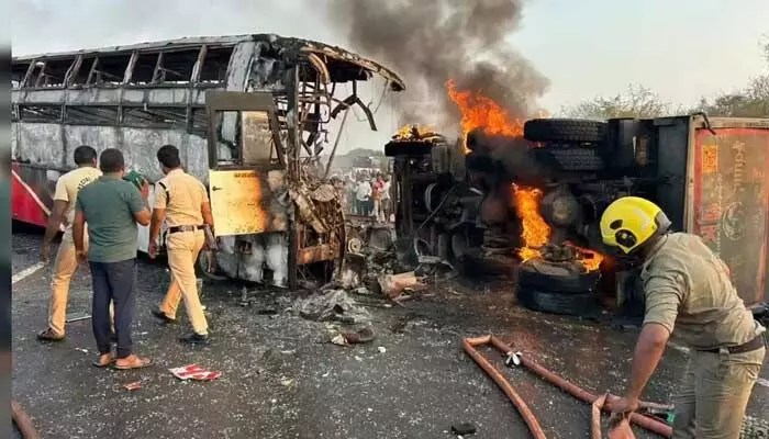 దారుణం: యాదగిరిలో ఆరుగురి సజీవ దహనం! బస్సు-కారు ఢీకొంటే... దారుణం: యాదగిరిలో ఆరుగురి సజీవ దహనం! బస్సు-కారు ఢీకొంటే...
