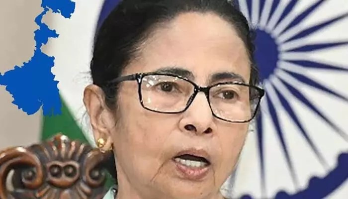 మమతా బెనర్జీకి తృటిలో తప్పిన ప్రమాదం! రోడ్ షోలో ఒక్కసారిగా దూసుకొచ్చిన యువకుడు! మమతా బెనర్జీకి తృటిలో తప్పిన ప్రమాదం! రోడ్ షోలో ఒక్కసారిగా దూసుకొచ్చిన యువకుడు!