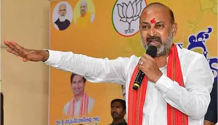 దక్షిణాదిపై కాంగ్రెస్ కుట్ర! మహిళా బిల్లు అడ్డుకోవడంలో బాగోతం బయటపెట్టిన బండి సంజయ్! దక్షిణాదిపై కాంగ్రెస్ కుట్ర! మహిళా బిల్లు అడ్డుకోవడంలో బాగోతం బయటపెట్టిన బండి సంజయ్!